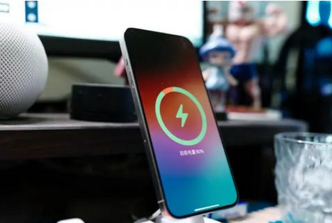 济阳苹果15换屏服务分享用什么充电器给iPhone15充电更好 